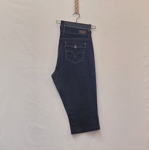 Black Levi Capri Jeans